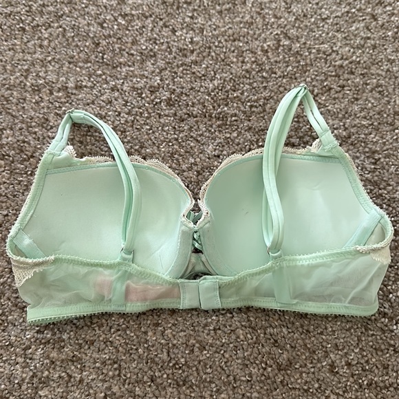 Victoria's Secret Push Up Bra - Picture 2 of 4